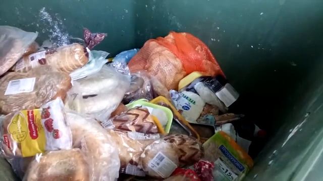 Так магазины Пятёрочки избавляются от просроченых продуктов смотреть онлайн