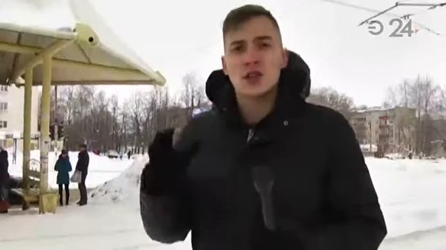 В Нижнекамске упавший с остановочного павильона снег парализовал движение трамваев смотреть онлайн