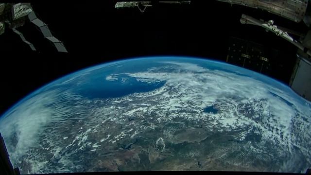 Так выглядит земля из иллюминатора МКС смотреть онлайн