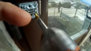 Замена петли пластиковой двери.