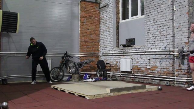 Толкание ядра, тренировка Дениса Ананьева с Андреем Михневичем ч 2