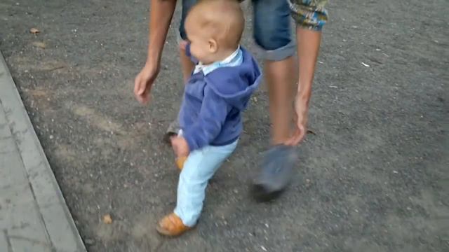 01.07.2013 первые попытки ходить самостоятельно, 8 месяцев. first steps alone, 8 month смотреть онлайн