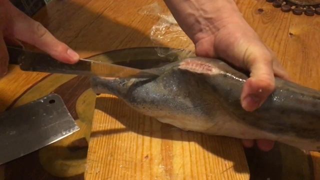 Как быстро почистить рыбу горбушу от кожи( чешуи) смотреть онлайн