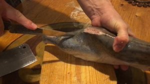 Как быстро почистить рыбу горбушу от кожи( чешуи)