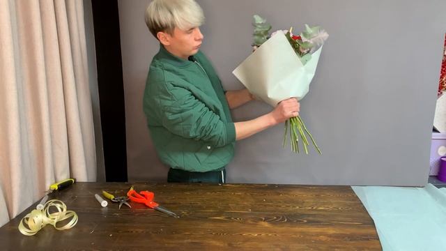 БУКЕТ С АНТУРИУМАМИ И ПЕРЬЯМИ СТРАУСА смотреть онлайн