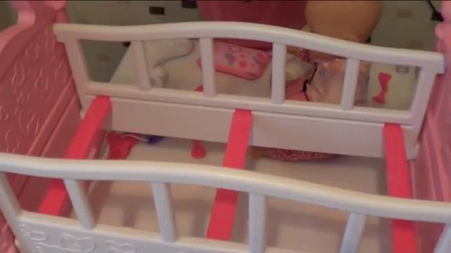 Игрушечная кроватка для куклы Беби Бона, распаковка и обзор смотреть онлайн