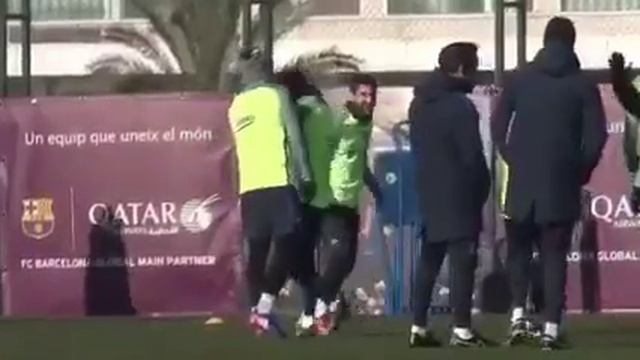 Дружная Каталонская семья Барселона Месси Иньеста Рафинья Неймар Суарес Пике смотреть онлайн