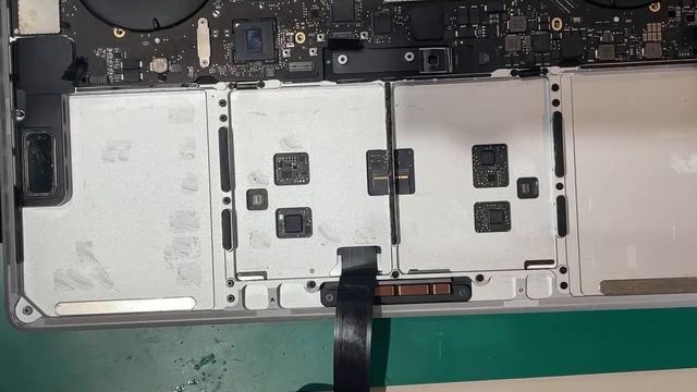 Apple MacBook Pro 2017 15 A1707 バッテリー交換修理