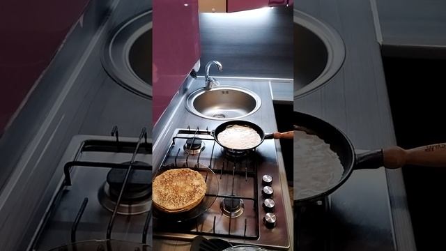 Жарю блины на большом объеме  теста,кислого молока!!!