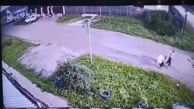 Пьяный мужик начинает приставать к 17-летней девочке смотреть онлайн