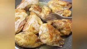 Курица тушёная с курагой и изюмом. Получается вкусно, ароматно и очень по-восточному.