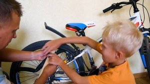 Как заклеить камеру велосипеда Ремонт прокола колеса при помощи заплатки