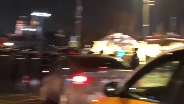 человека вытащили из машины за то, что он сигналил! смотреть онлайн