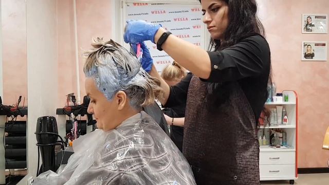 Окрашивание волос. Из отросшего мелирования в жемчужный блонд смотреть онлайн