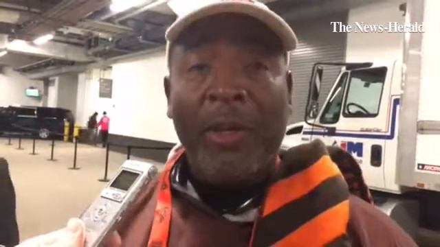 Popular running back Earnest Byner was among the 1986 Browns honored at halftime of the Oct. 30 gam смотреть онлайн