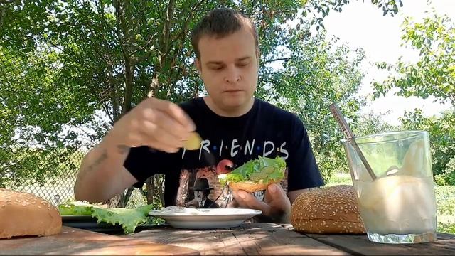 БУРГЕР С ЖАРЕНЫМ САЛОМ | БУРГЕР В ДОМАШНИХ УСЛОВИЯХ | TRASHBURGER серия 1 САЛОБУРГЕР смотреть онлайн