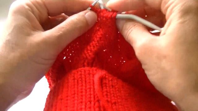 ВЯЖЕМ КРАСИВУЮ ШАПОЧКУ С НЕОБЫЧНЫМИ КОСАМИ СПИЦАМИ. смотреть онлайн