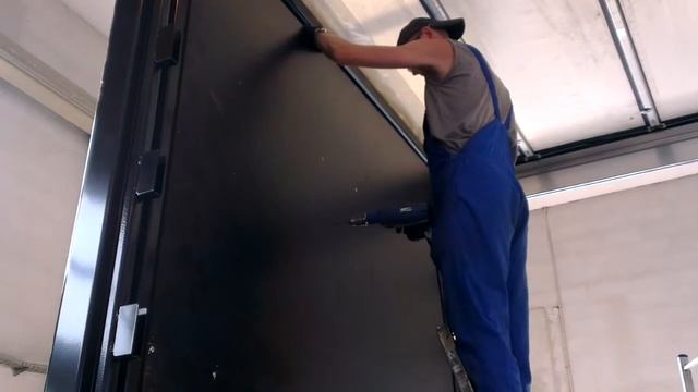 Монтажа фанерного покрытия на передней стенке фургона