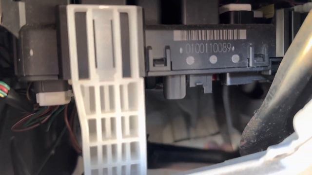 Fuse Box Location Toyota Corolla 2000-2005 смотреть онлайн