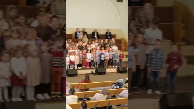 г.Рига, поют дети в Церкви, на день Мамы. смотреть онлайн