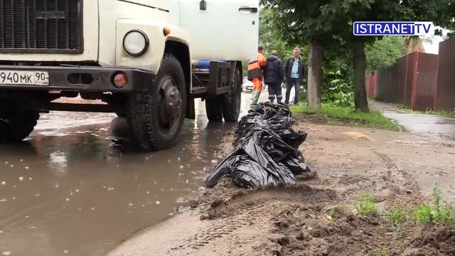 Проливные дожди снова затопили улицу Шнырева в Истре смотреть онлайн