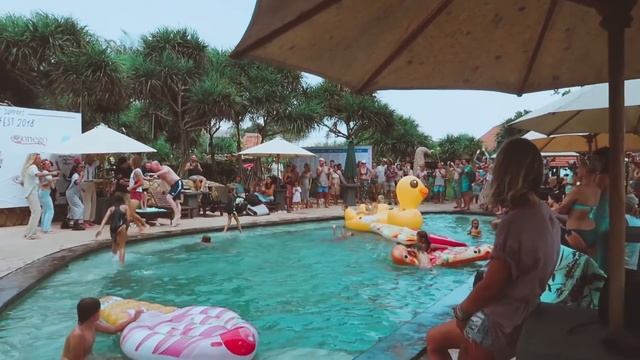 Русские девчонки катают на серфе на Бали. Красотки!!! SurfJam 2018 смотреть онлайн