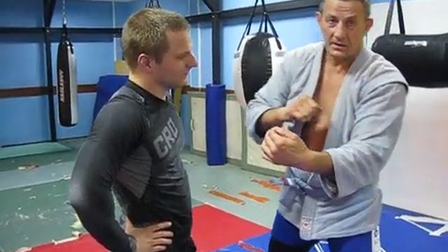 Как сделать захват руками на удушениях более плотным и надёжным. смотреть онлайн