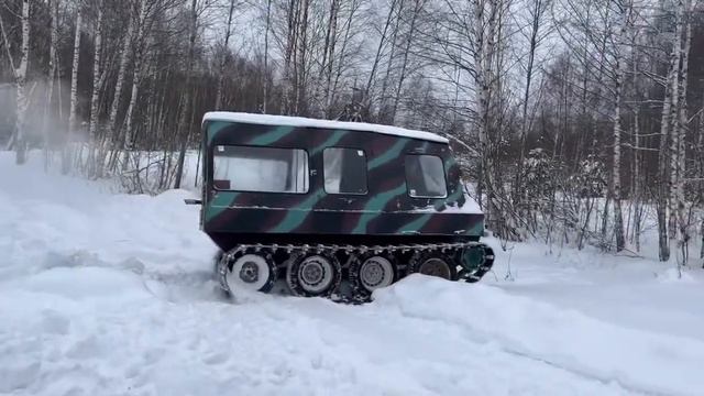 гусеничный вездеход первые шаги по снегу на морозе -25