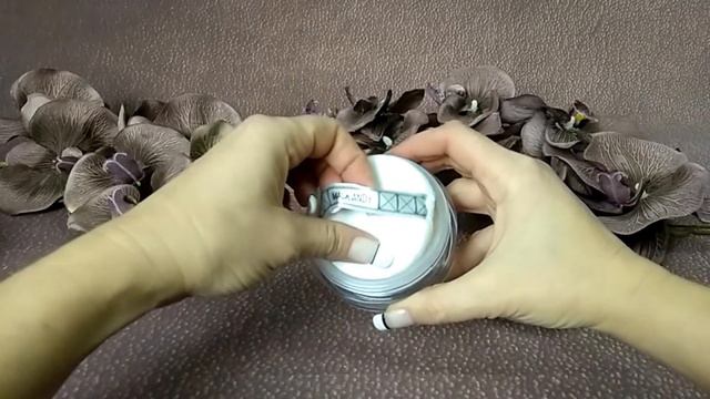 Водостойкая, с мягкой косметической пуховкой рассыпчатая пудра для лица.