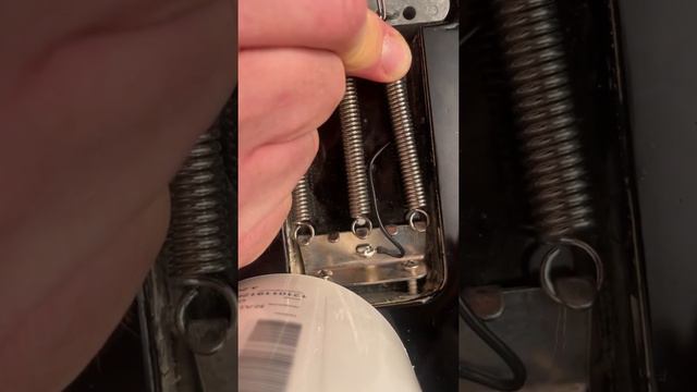 Trick to put the Springs back in place at a stratocaster Tremolo смотреть онлайн