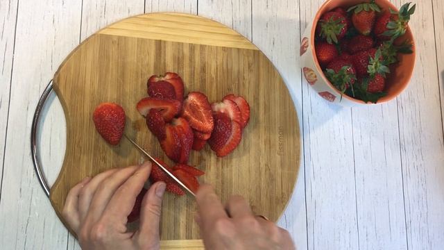 Слоёная плетёнка с клубникой и заварным кремом