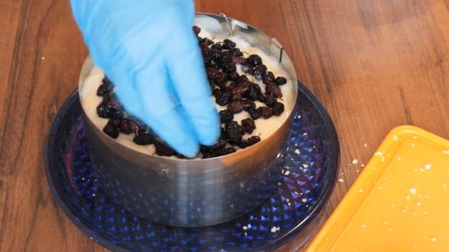 КАК СОБРАТЬ ТОРТ С ЯГОДНОЙ НАЧИНКОЙ смотреть онлайн