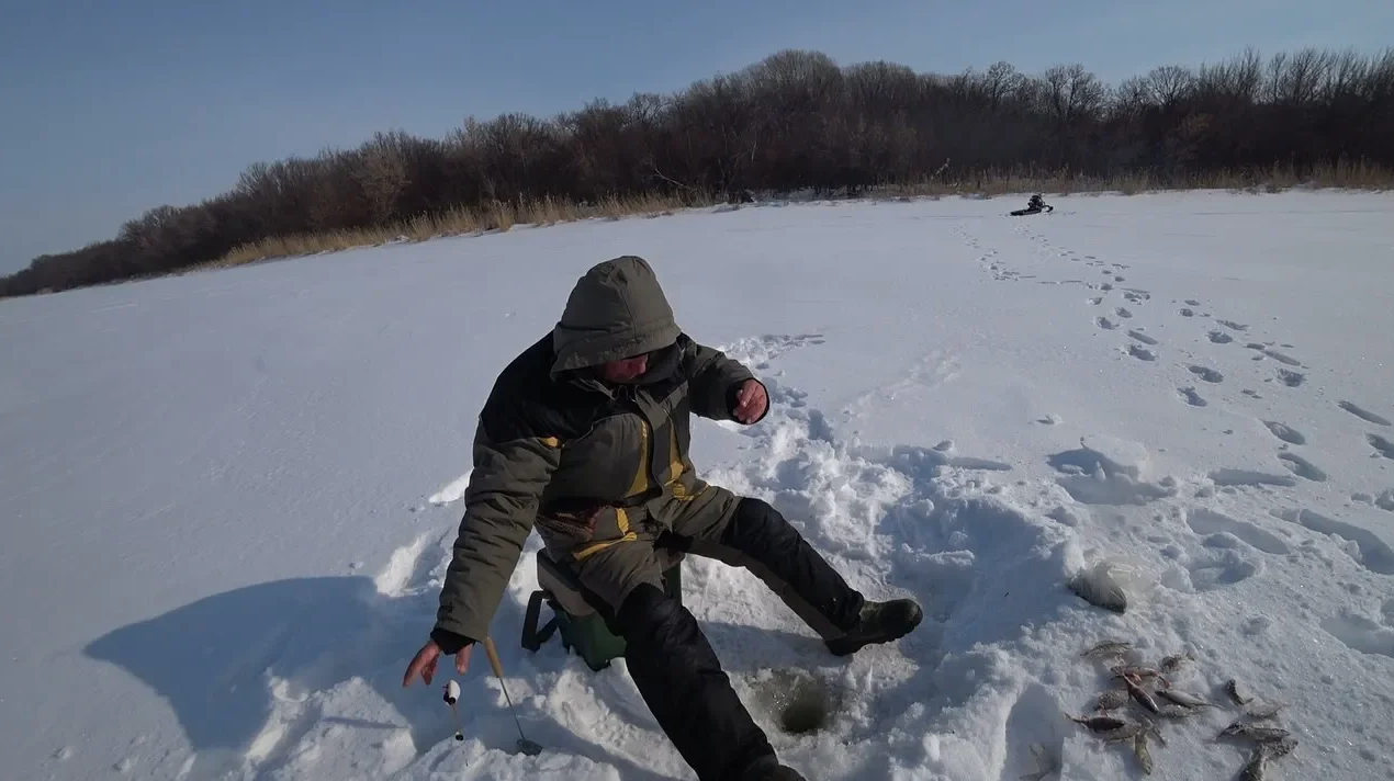 Вот это кабан клюнул. Не хотел лезть в лунку. Рыбалка смотреть онлайн