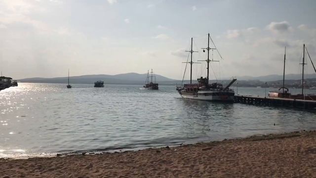 Отпуск на море. Купаемся и загораем на пляже в Геленджике. Катаемся на самокатах на набережной смотреть онлайн