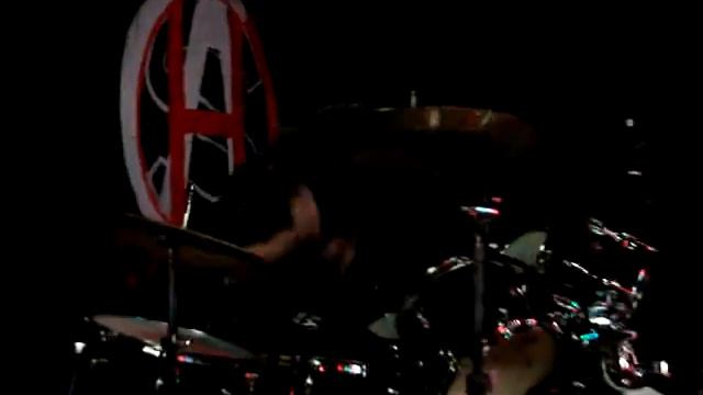 Mickey Barnett jamming on the drums смотреть онлайн