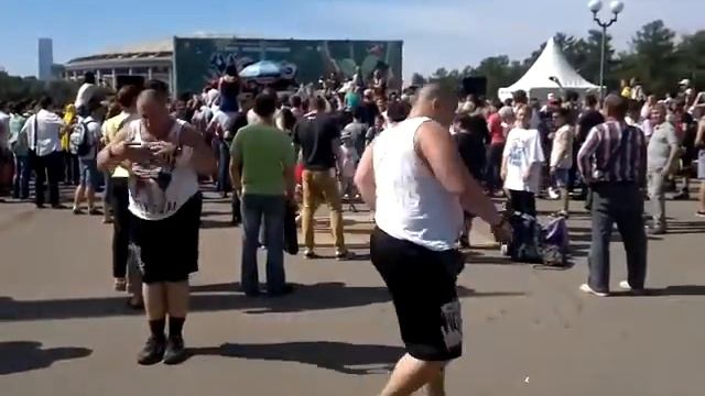 ПАРНИ КРУТО ТАНЦУЮТ ЛУЖНИКИ смотреть онлайн