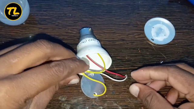 led bulb ko 9V battery se kaise jalaye || led लाइट कैसे बनाएं смотреть онлайн