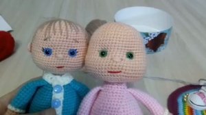МК по вязанию игрушки «Пупс с секретиком» крючком, часть 4 - оформление лица.