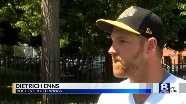 Red Wings pitchers help out Meals on Wheels ahead of 'Plates' game смотреть онлайн