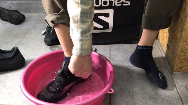 Мембрана GTX и Salomon X-Ultra3, OUTLine GTX, Fury3 проводим опыты в тазике. смотреть онлайн