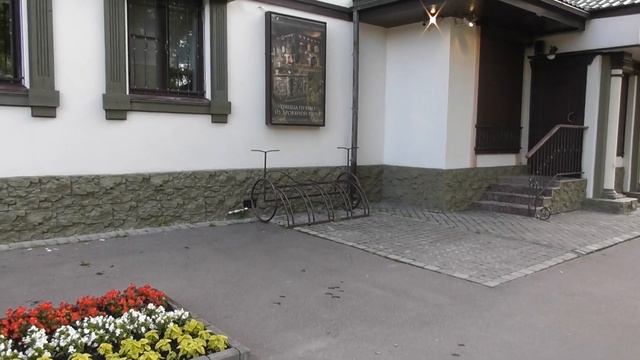 велопарковка в форме ретро велосипеда у ресторана Napoli, здесь кормят велосипедистов :) смотреть онлайн