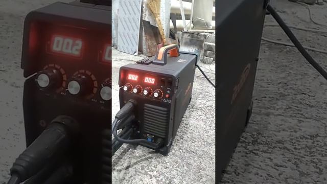 как варит сварка Redbo и что показывает на дисплеях.