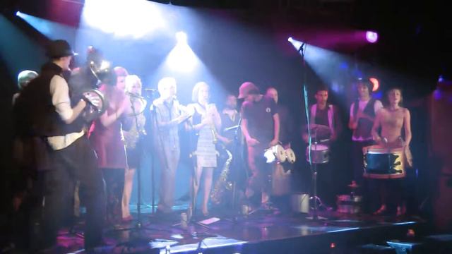 Puff Uproar play Auld Lang Syne at the Bongo Club Cabaret NYE Club смотреть онлайн