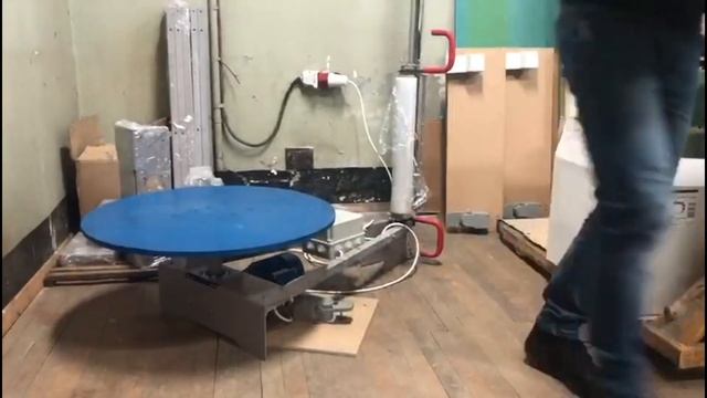 Упаковка коробок в стрейч пленку станком смотреть онлайн