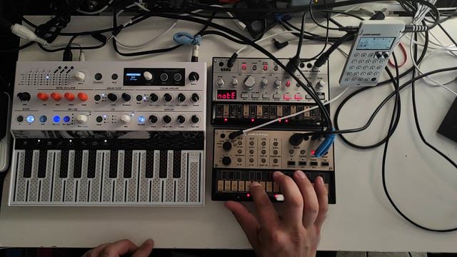 Epicness with Randomness - MicroFreak & MIDIHUB on Volca Bass and Keys (+PO-33) смотреть онлайн