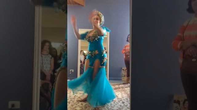 Esmeralda Colabone - Shik Shak Shok смотреть онлайн