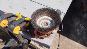 Простой способ закрепить болгарку на столе