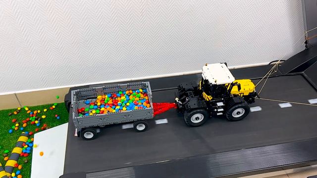 Yellow TRACTOR with M&M's VS Speed Bumps and Ramps on the Treadmill - Lego Technic смотреть онлайн