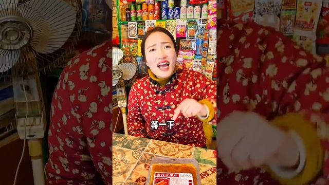 小時候吃的爆辣的辣條是哪個？霸王絲直接辣到你哭，嘴唇一秒變香腸嘴#小賣鋪老闆娘#搞笑劇情#童年小賣部#童年回憶#懷舊零食 смотреть онлайн