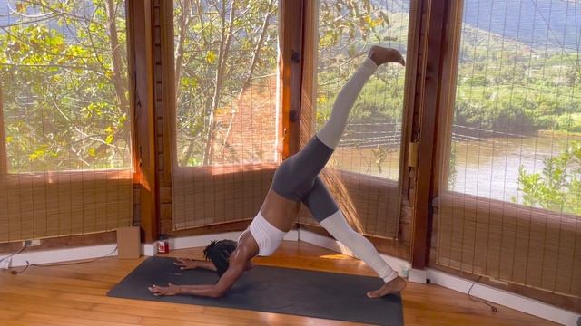 30 Minute Morning Power Yoga to Tone and Awaken your Body смотреть онлайн